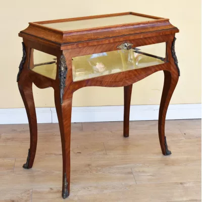 Antiker viktorianischer Vitrinen Tisch / Display Table / Bijouterie Table aus Nussbaum, ca 1860