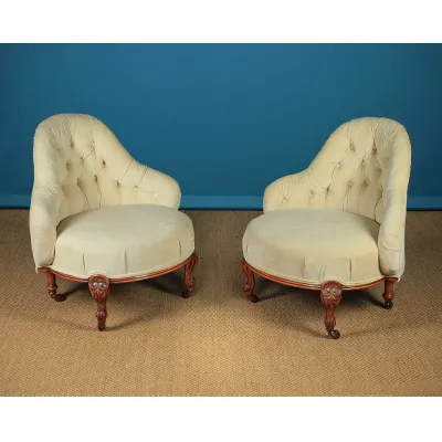 Paar antiker gepolsterter Schlafzimmerstühle aus Nussbaum um 1860, Mitte 19. Jhr.