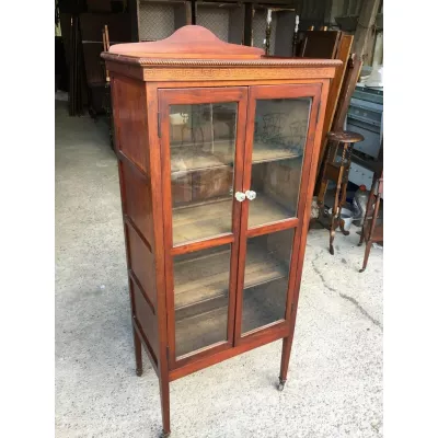 antike viktorianische Vitrine auf Rollbeinen