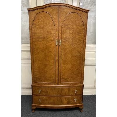 Antiker Queen Anne Bowfront Walnusskleiderschrank, 1920