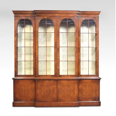 George II Style Bücherregal Walnussholz mit Glasregalen und Glaseinatz in Schranktüren, antik ca. 1910