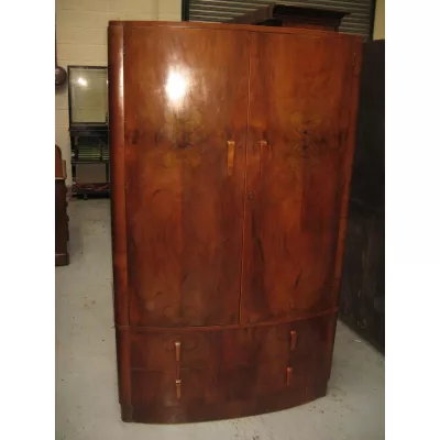 Antiker Bow Front Walnusskleiderschrank, aus 1930