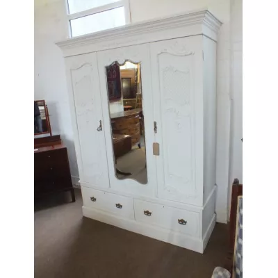 Antiker edwardianischer weiß bemalter Kleiderschrank , mit Spiegel 