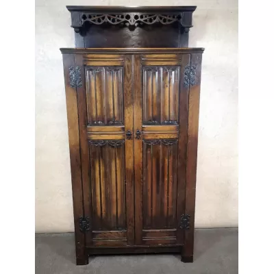 Antiker geschnitzter Eichenkleiderschrank, Linenfall Hall wardrobe,  um 1920