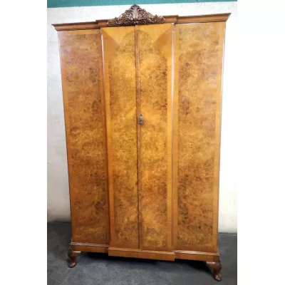 Antiker Grat Walnuss Breakfront Kleiderschrank um 1920
