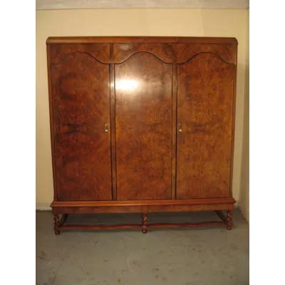 Antiker großer dreitüriger Walnusskleiderschrank, mit Spiegel im Innern, 1920 