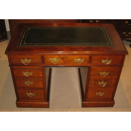 Antiker viktorianischer Nussbaumsockelschreibtisch/ Pedestal Desk von 1890