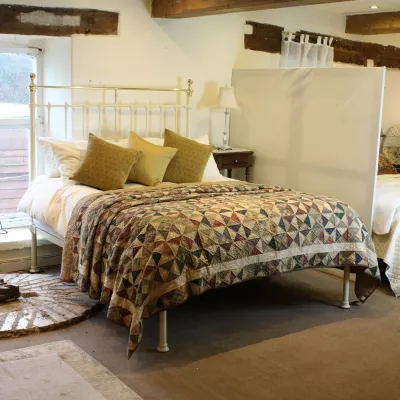 King Size Bett antik cremefarben ca. 1890