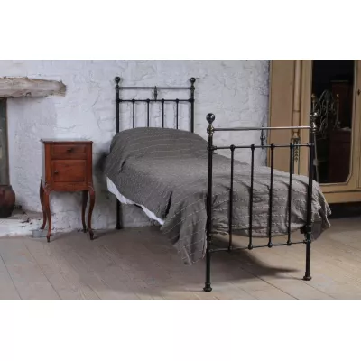 Antikes viktorianisches kleines Einzelbett aus Messing und Eisen