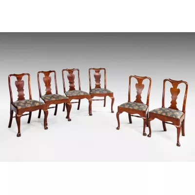 Antikes Set aus sech Nussbaumholz Stühlen aus der Zeit Georg I.