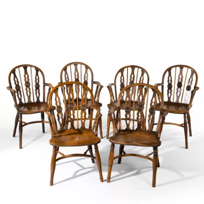 Ein attraktives, zueinander passendes Set aus sechs Thames Valley Eibenstühlen, ca. 1800