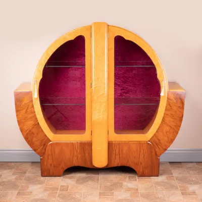 Art-Deco-Vitrine aus Walnuss und Ahorn