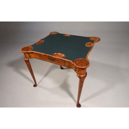 Premium! Antiker Spieltisch aus Nussbaumholz Massivholz 1720