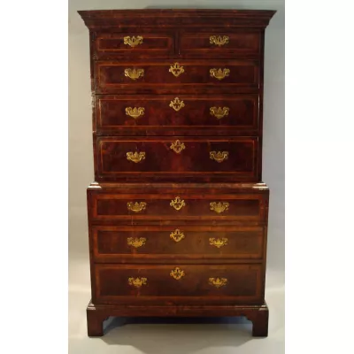 Georgianischer Tallboy aus Eibenholz und Maserknollenholz Massivholz um 1730 antik