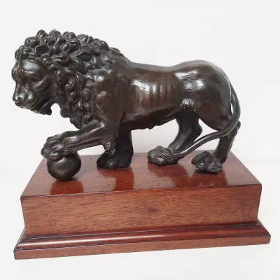 Antiker Grand Tour Medici Löwe aus Bronze auf Mahagonisockel um 1860