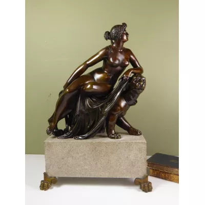 Antike Bronzeskulptur von Ariadne auf Marmorsockel