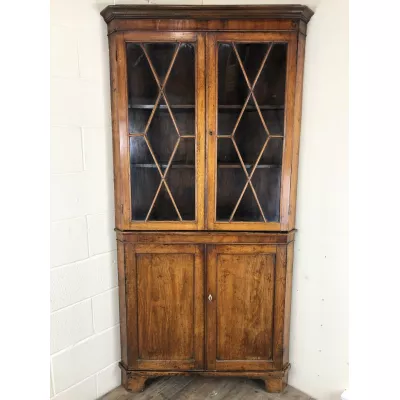 Stehender Eichenholz Eckschrank aus dem frühen 19. Jahrhunderts