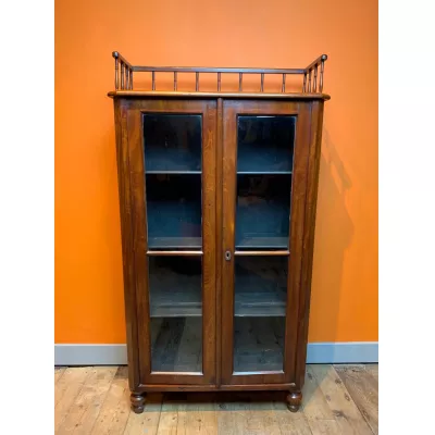 Antiker glasierter Bücherschrank aus Mahagoni mit Galerieoberseite