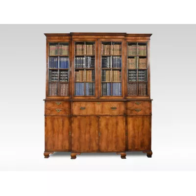 Antiker Breakfront Bücherschrank im Queen Anne Stil aus Walnussholz