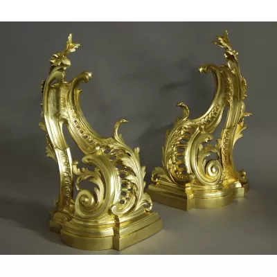 Paar antiker Ormolu-Chenets (Feuereisen) aus dem französischen Rokoko-Stil des späten 19. Jahrhunderts