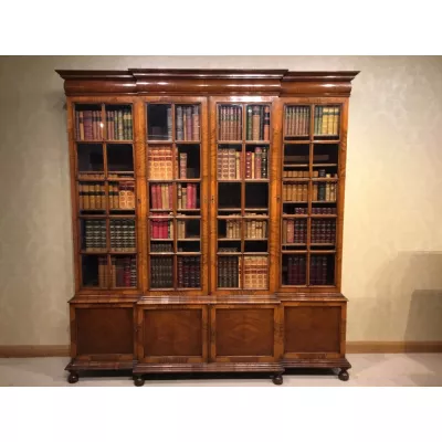 Ein Bücherschrank aus Walnuss und Seetang im Stil von William & Mary