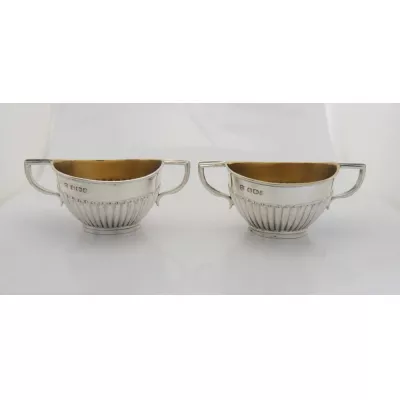 Antikes Paar viktorianischer "twin handled salts" mit Punze von Goldsmiths & Silversmiths company 112 regent st. 1892