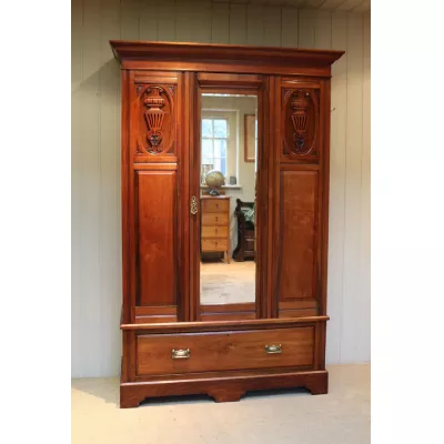 Antiker edwardianischer Walnuss Kleiderschrank