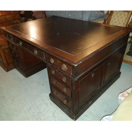 Antiker Pedestal Desk aus Mahagoni Massivholz