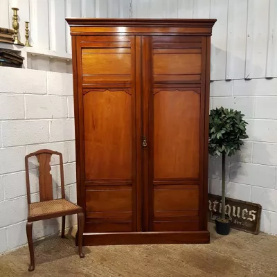 Antiker Kleiderschrank aus Mahagoni Massivholz 1890 victorian