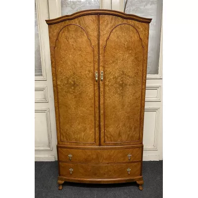 Antiker Bow Front Kleiderschrank aus Walnussholz um 1920