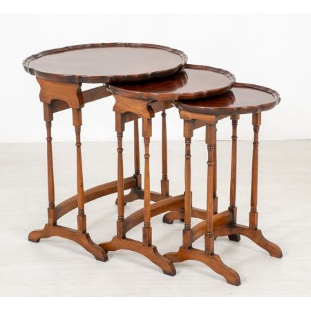Antikes Set aus drei Tischen aus Nussbaumholz Massivholz 1920