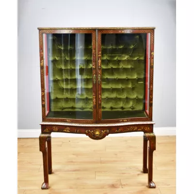 Chinoiserie-Vitrine mit Serpentinenfront