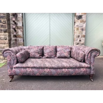 Gepolstertes Chesterfield-Sofa