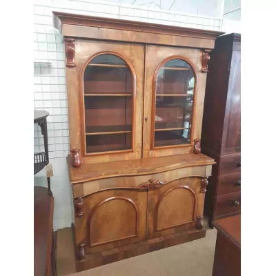 Antiker Sepntine Bücherschrank