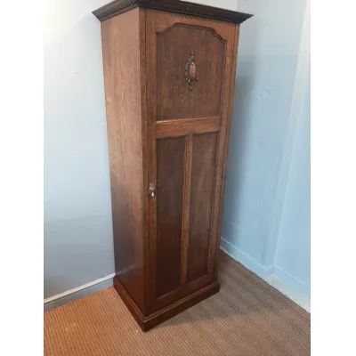 Antiker gerogianischer Gaderobenschrank