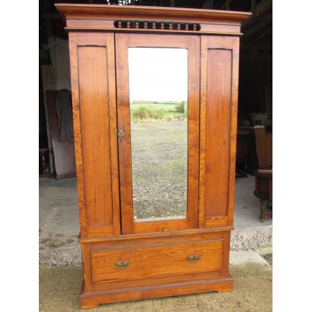 victorian Yew Wardrobe, Kleiderschrank ca. 1870 Jh.