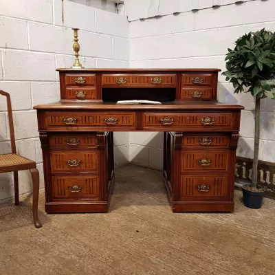 Antiker spätviktorianischer Pedestal Desk