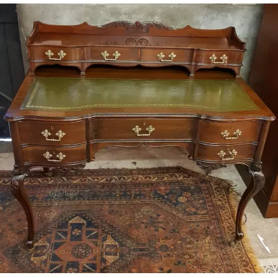 Antiker spätviktorianischer Kneehole Desk