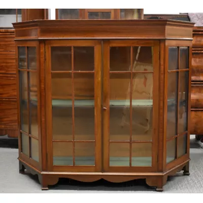 Edwardianische Vitrine aus Mahagoniholz in Trapezform