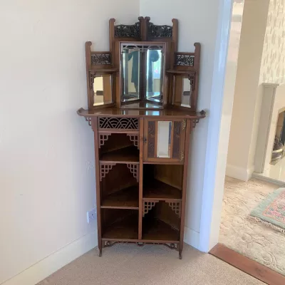 Seltener Arts & Crafts Eckschrank