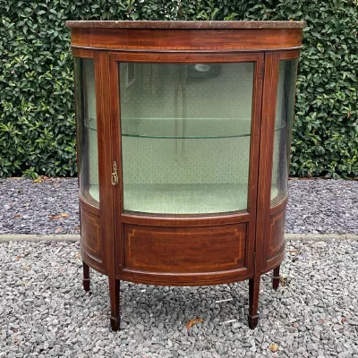 Antike Demi-Lume Vitrine mit Mahagoni Intarsien