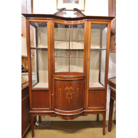 Antike Vitrine, konvex geformt, mit faszinierenden Intarsien, ca. 1900