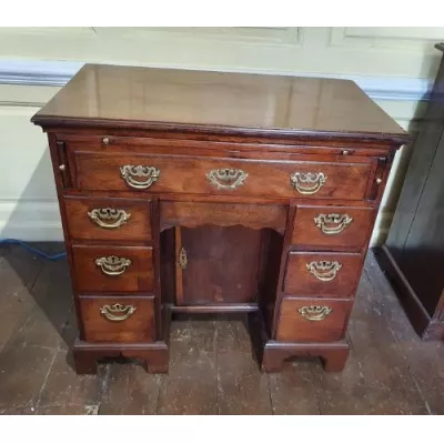 Antiker Knee-Hole Desk im George II. Stil