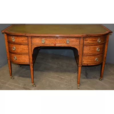 Großer Kneehole Desk aus Satinholz