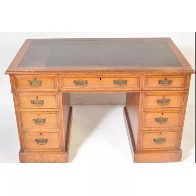 Antiker Pedestal Desk mit neun Fächern
