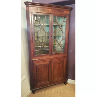 Antiker englischer George III. Eckschrank aus massiver Eiche