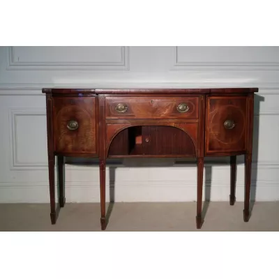 Englisches 18. Jahrhundert Sheraton Breakfront Sideboard aus Massivholz (ca. 1790)