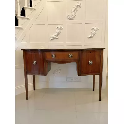 Antikes edwardianisches Massivholz Sideboard mit Serpentinfront aus England