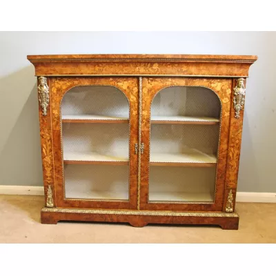 Antiks englische viktorianische Display Cabinet / Vitrine aus massivem Nussbaum