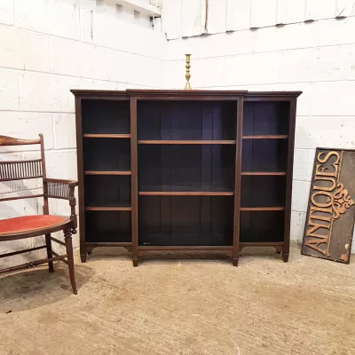 Antikes Arts & Craft Bücherregal mit Bruchfronten aus Massivholz